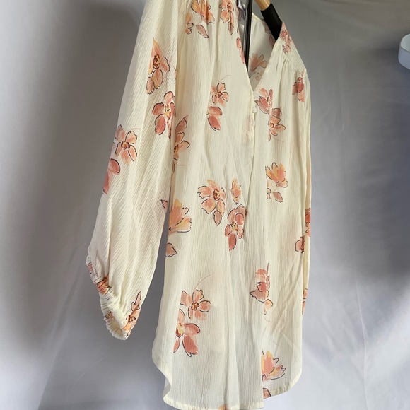 Liz Claiborne women’s size medium color, crema floral, long sleeve‎ lightweight - Picture 6 of 11